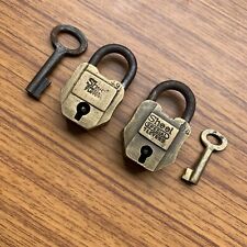 COPPIA DI VECCHI O ANTICHI LUCCHETTI O LUCCHETTI IN OTTONE CON CHIAVE