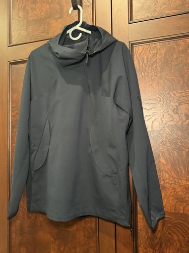 Maglione leggero con cappuccio