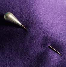 Antico spillone per capello, Art Deco, metallo colore ottone e perla finta.