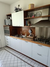 cucina completa angolare 380x205 in perfette condizioni di stato 
