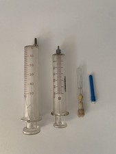 Coppia Di Siringhe Mediche In