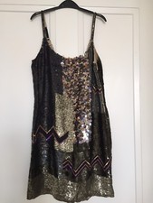 Abito con perline a blocco All