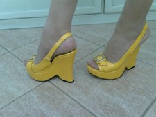 Sandali, numero 35, colore giallo, con plateau, ecopelle. Made in Italy.