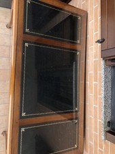 Scrivania in legno di noce con piano in pelle stile Chippendale.