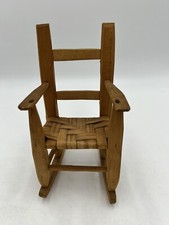 Sedia a dondolo vintage in legno per bambola seduta intrecciata schienale scala 9” fatta a mano dondolo