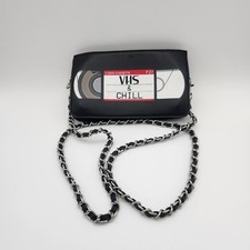 Borsa a tracolla Forever21 Vegan VHS & Chill tracolla staccabile catena nera retrò