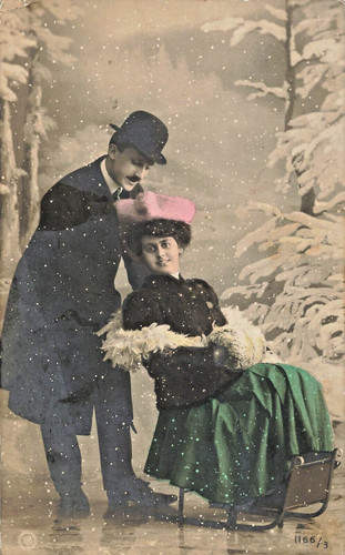 Uomo spinge donna - donna, slitta