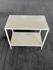 Tavolino laterale classico con ripiani, comodino in ferro.