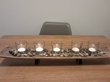 composizione d'arredo rilassante con candeline e sassi di fiume