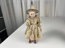 Vecchia bambola da collezione