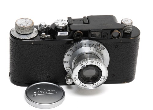 Leica nera con mobile - ii,