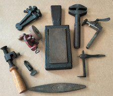 Lotto 9 Antichi Attrezzi  da lavoro Morsetti Pietre Affila lama Mola a Manovella