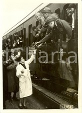 1938 GENOVA Coloni su treno per LIBIA ricevono bevande calde *Fotografia