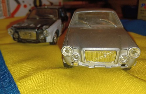 Due modelli volvo 164e - due,