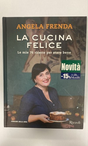 Angela frenda la cucina - -,