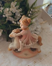 Cavallino a dondolo con bimba