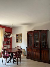 sala da pranzo stile inglese con sedie e tavolo rosso fiammato