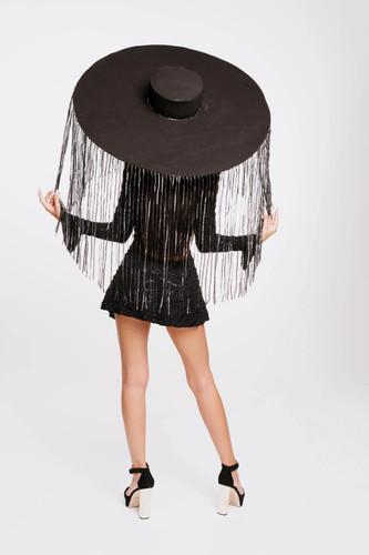 Cappello nero grande con nappe
