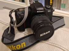 Fotocamera analogica reflex Nikon F65 con obiettivo Nikkor 28-80