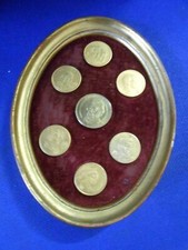 QUADRO OVALE CON PAPA ED ARTISTI DI MEDAGLIE monete