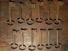 Collezione Di 12 Grandi Chiavi Antiche In Ferro