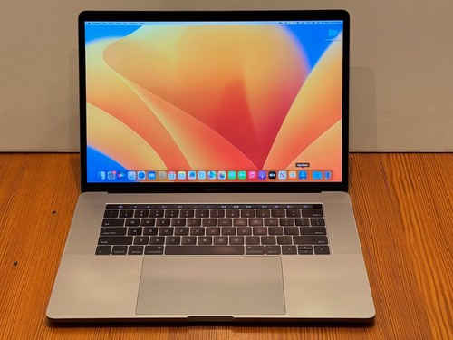 Caricato apple macbook - apple, pro