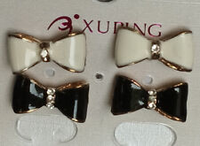 Coppia orecchini in metallo smaltato. Farfalle.