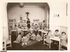 1937 Asilo italiano a Cannes, bambini in grembiule