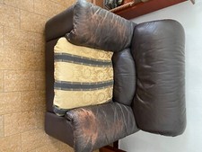 Regalo divano e poltrone più tavolino. Anche separati. materiale pelle.