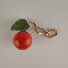 Ciondolo vintage a forma di frutto corallo rosso naturale oro 18 k e tormalina 