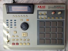 AKAI Professional MPC 2000 XL JUNK MIDI PRODUCTION CENTER usato per ricambi