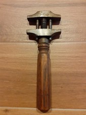 CHIAVE INGLESE ANTICA (A RULLINO) CON MANICO IN LEGNO