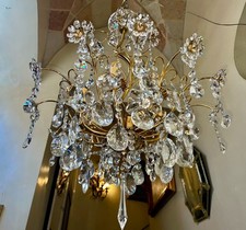 grande lampadario con struttura placcata oro 24 kt con pendenti e decorazioni in