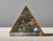 Piramide pietra decorazione