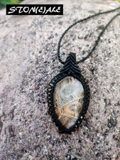 Collana e ciondolo in macrame con corallo fossile