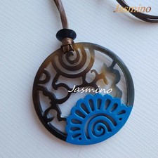 Collana con ciondolo in corno