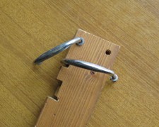 2 VECCHIE MANIGLIE IN FERRO CROMATO E VITI IN FERRO PER MOBILI VARI -