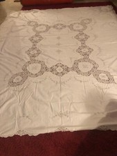 tovaglia in cotone realizzata artigianalmente con inserti all’uncinetto