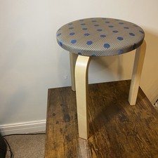 Sgabello Artek Maharam Edition