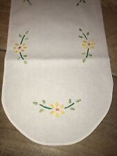 Centro Tavolo Ovale Antico Con Ricamo Di Margherite Fatte In Punto Pieno A Mano