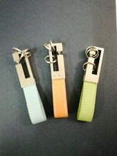 3 Portachiavi Ecopelle con cuciture bianche, completa di scatola regalo. 