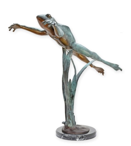 Una fontana con - , rana
