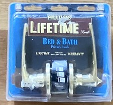 Letto e vasca da bagno in