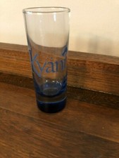 Kyani Shot Glass vetro trasparente con scritta blu sul fondo