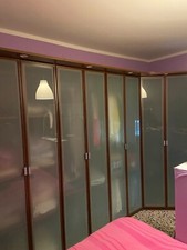 armadio marrone, 8 ante a vetro, ad angolo