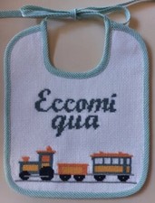 BAVETTA BAVAGLINO " ECCOMI QUA + TRENINO” RICAMATA A MANO A PUNTO CROCE