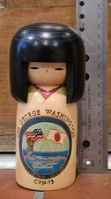 Bambola Kokeshi USS George Washington CVN 73 Giappone fatta a mano NON CPO moneta sfida
