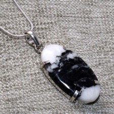 Collana con pietre preziose