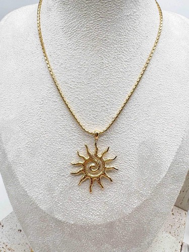 Collana con ciondolo sole