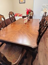 Tavolo da pranzo vestito in legno massello intagliato a mano con sedie e un mobiletto cinese